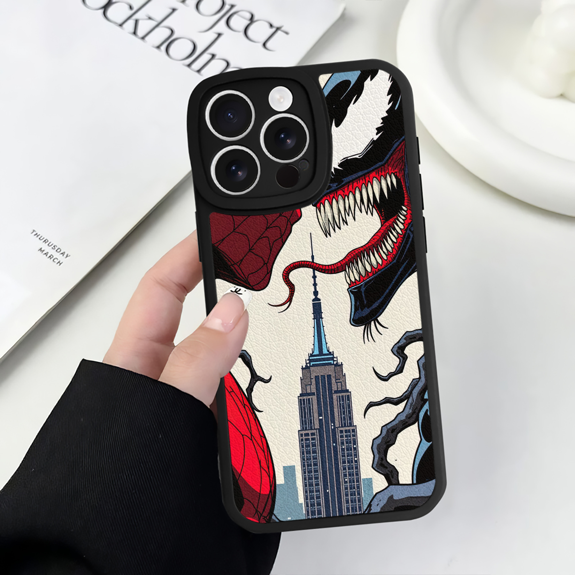 （画像用） Spider Man スパイダーマン 【iPhone 16シリーズ対応】シリコンスマホケース（レザー調） 材質：シリコン